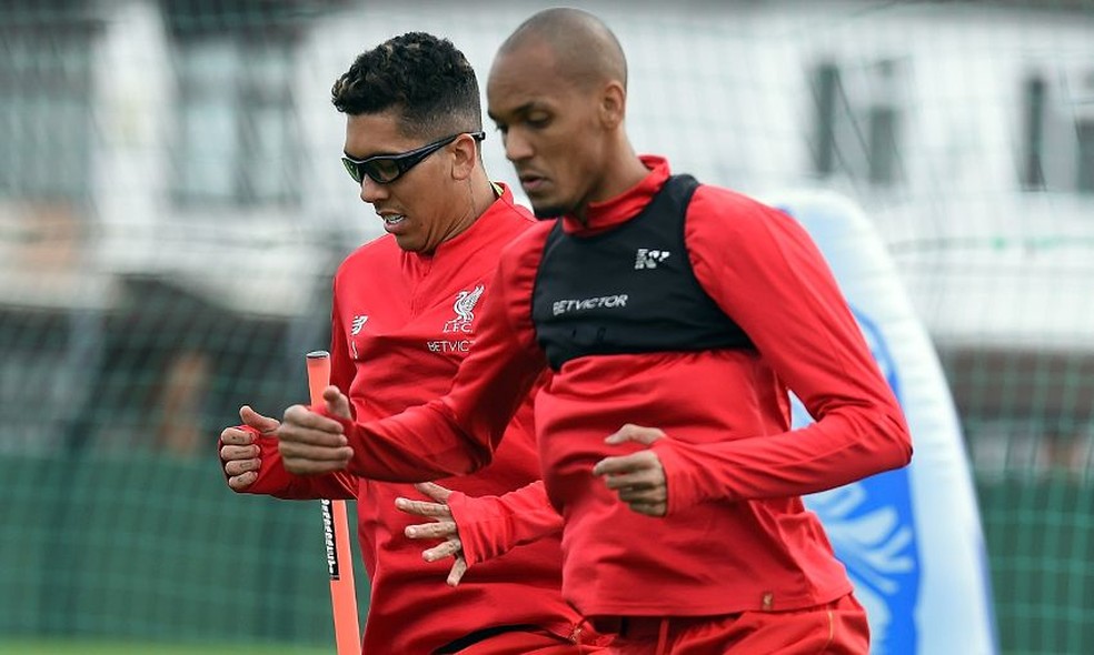 Firmino usa óculos de proteção no treino do Liverpool — Foto: John Powell / Liverpool