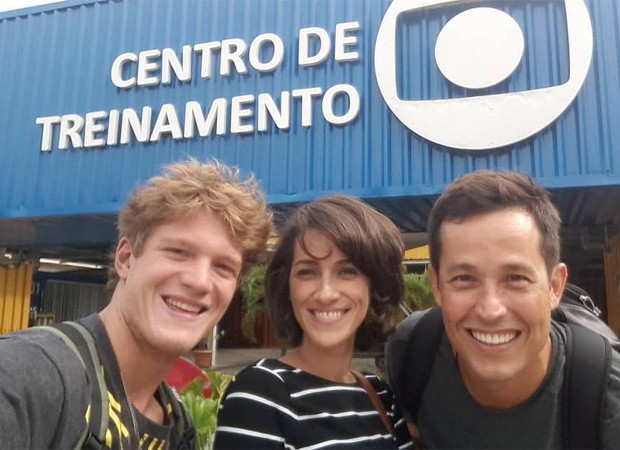 Quitéria Kelly entre Pedro Novaes e Roger Gobeth em preparação para trabalho em Malhação (Foto: Reprodução/Instagram)