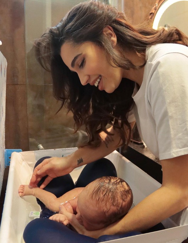 Paula Amorim dá banho em Theo (Foto: Reprodução/Instagram)