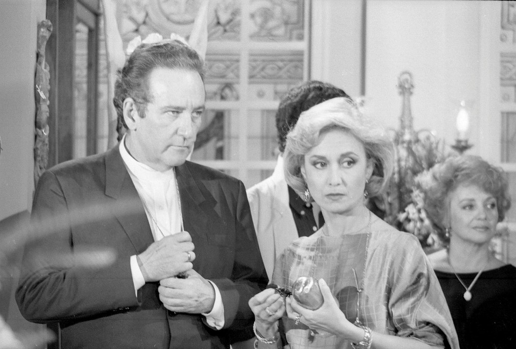 Carlos Kroeber e Eva Wilma em cena da novela 'Transas e Caretas', de 1984 — Foto: Acervo Grupo Globo