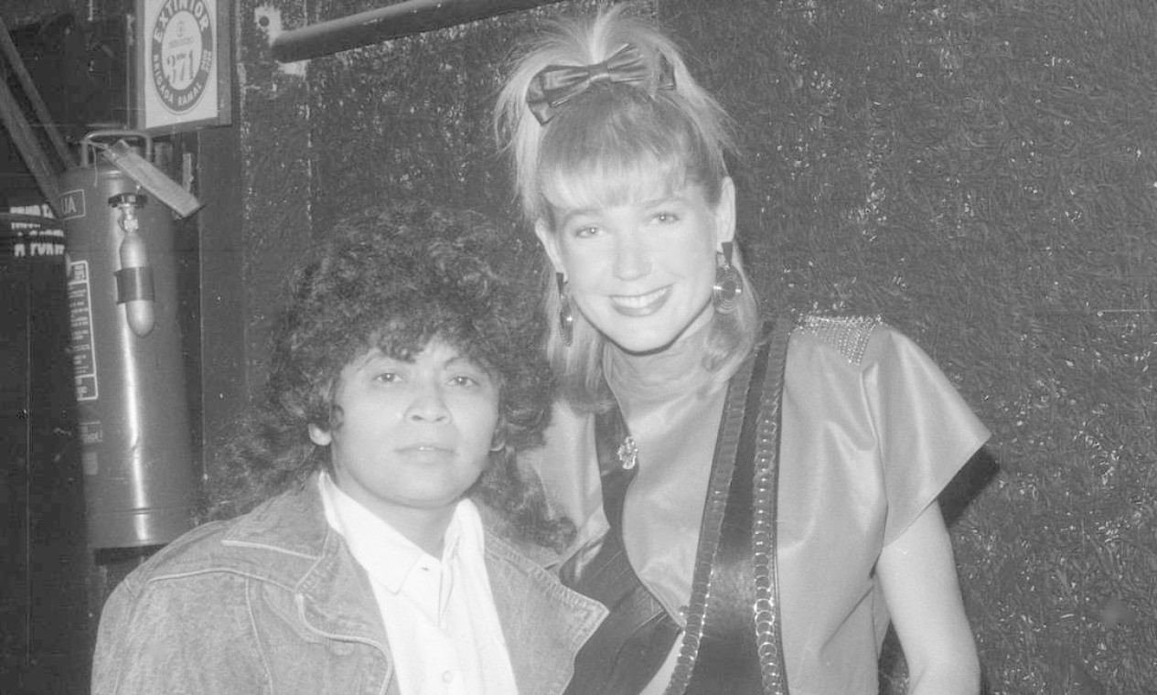 Xuxa ao lado da empresária Marlene Mattos, em 1987 — Foto: Arquivo / Agência O Globo