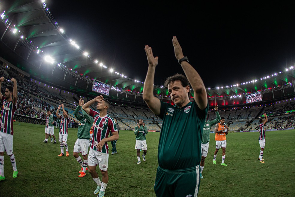 Fernando Diniz aplaude a torcida do Fluminense no Maracanã — Foto: Marcelo Gonçalves / Fluminense FC