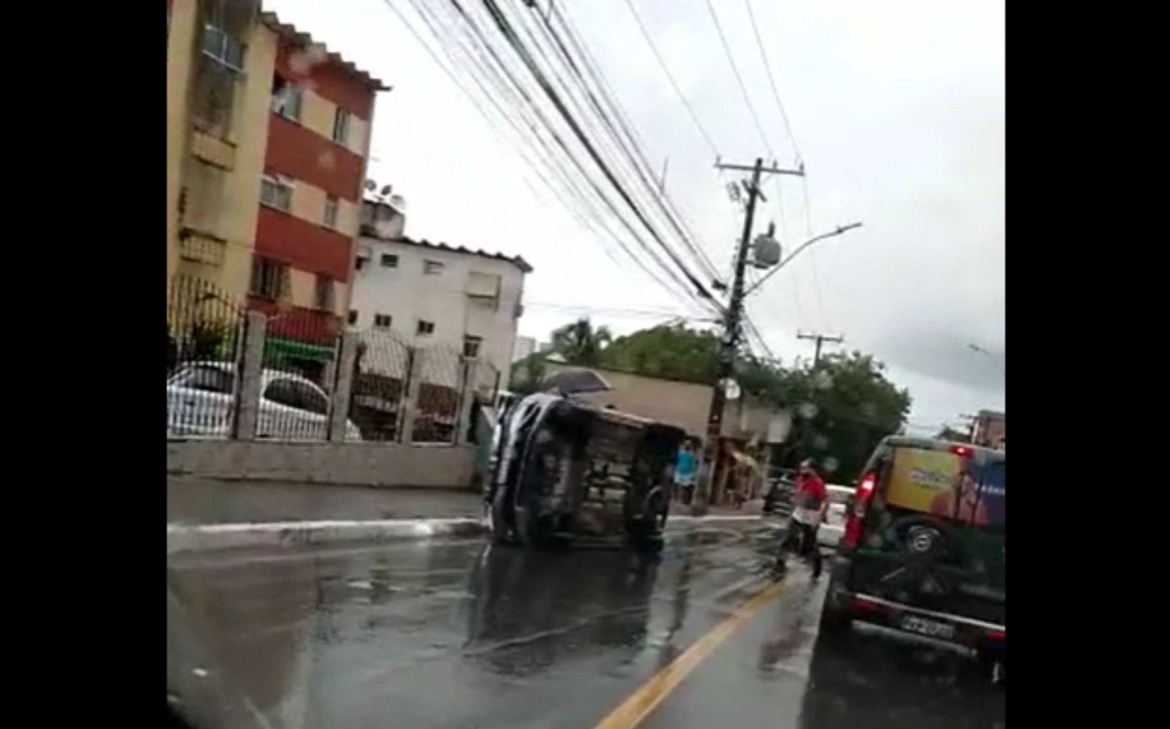 
Batida entre três carros deixa veículo tombado na Ladeira do Saboeiro, em Salvador