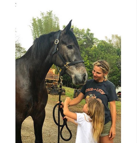 A atriz Elsa Pataky e uma de suas filhas brincando com um dos cavalos que vivem na mansão australiana dela e do marido Chris Hemsowrth (Foto: Instagram)