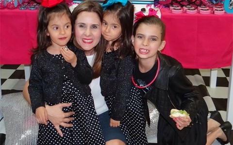 Gabriela e as filhas (Foto: divulgação)