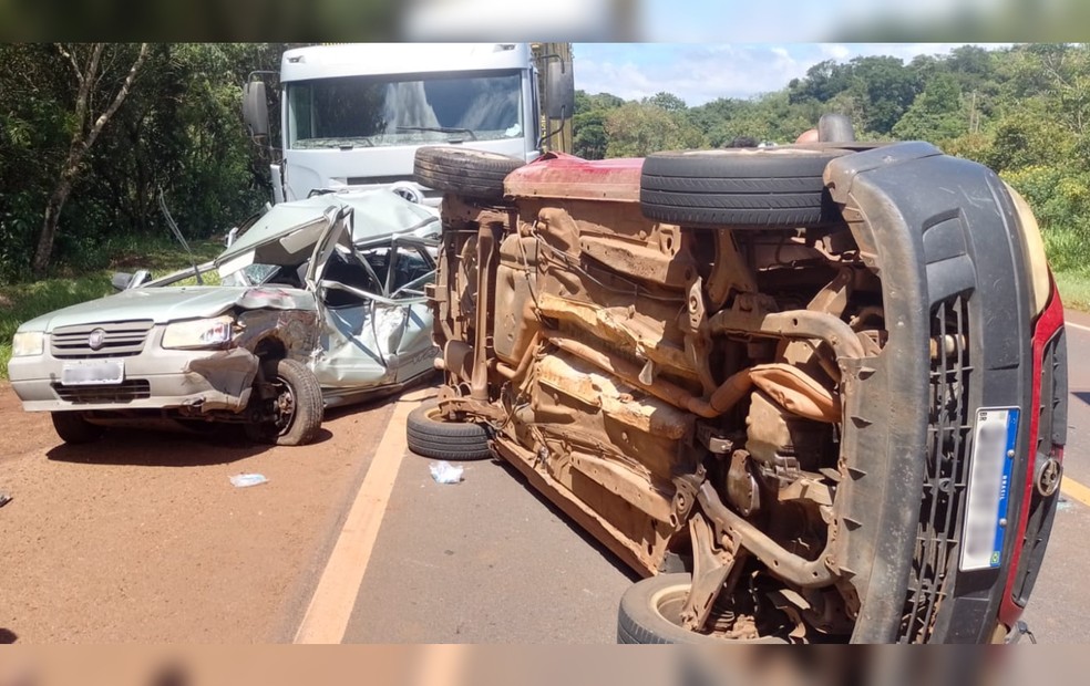 Colisão na rodovia Eduardo Saigh deixou quatro feridos em Itaí (SP) — Foto: Reprodução