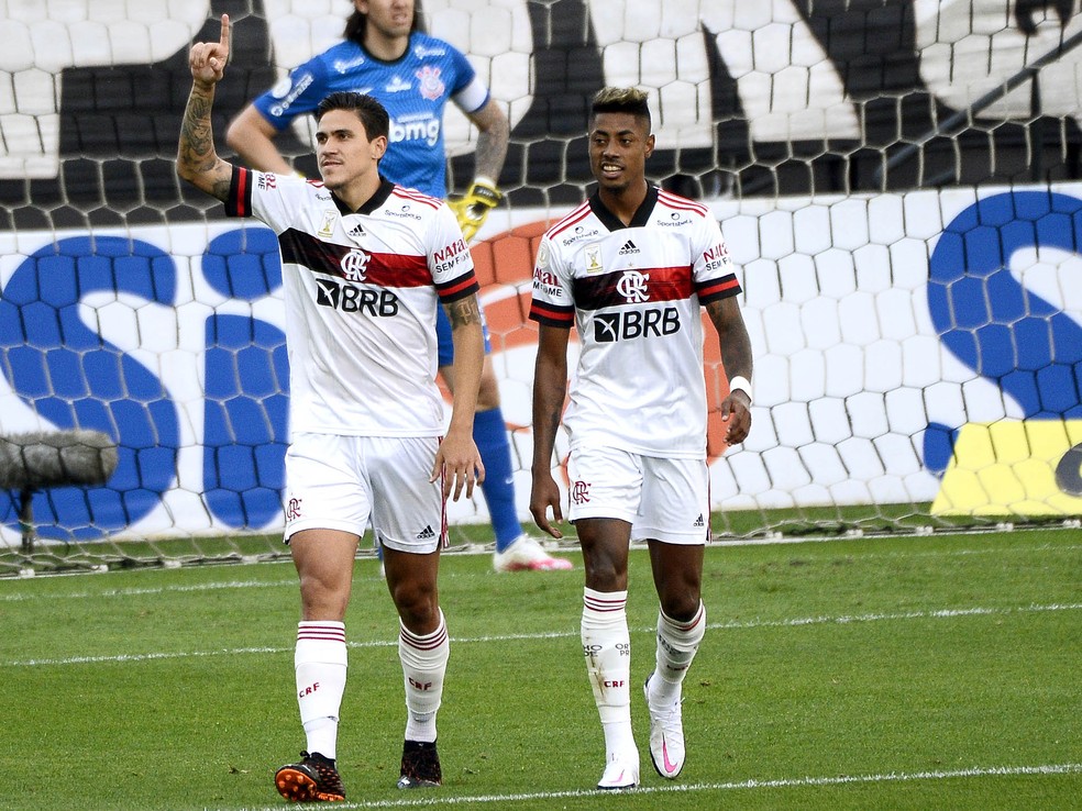 Pedro e Bruno Henrique têm o melhor desempenho pelo Flamengo em 2020 — Foto: Marcos Ribolli
