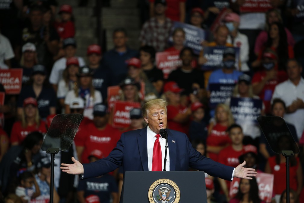 Donald Trump fala durante comício em Tulsa, Oklahoma neste sábado (20) — Foto: AP Photo/Sue Ogrocki