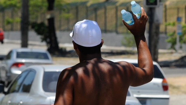 Vendedor de água em rua do Rio de Janeiro ; ambulante ; trabalho informal ; desemprego ;  (Foto: Tânia Rego/Agência Brasil)