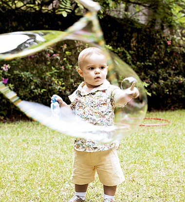 Acima, Bento se diverte com bolhas de sabão, sucesso há gerações.  (Foto: Elisa Correa/Editora Globo)