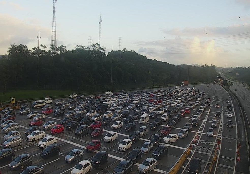 Alto fluxo de veículos na Rodovia dos Imigrantes durante a manhã desta sexta-feira (15) — Foto: Divulgação
