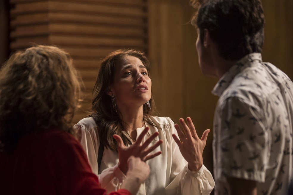 Letícia se preparando para o seu show em cena — Foto: Artur Meninea/Gshow