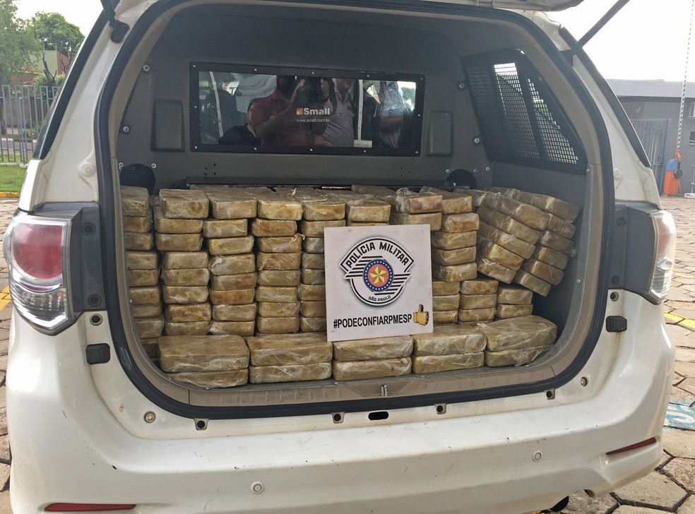 Tabletes de cocaína estavam escondidos em carreta (Foto: Stephanie Fonseca/G1)