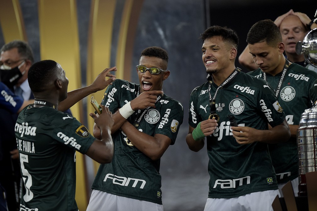 Patrick de Paula, Danilo e Gabriel Menino comemoram título do Palmeiras na Libertadores — Foto: Staff Images/Conmebol