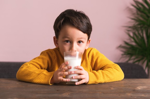 Um copo de leite no café da manhã pode reverter o déficit de proteína durante a noite, causado pelo jejum (Foto: Getty Images)