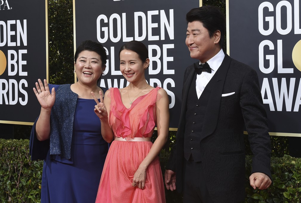 Lee Jeong-eun, Cho Yeo-jeong e Kang-Ho Song, atores de "Parasita", posam no tapete vermelho do Globo de Ouro 2020 — Foto: Jordan Strauss/AP