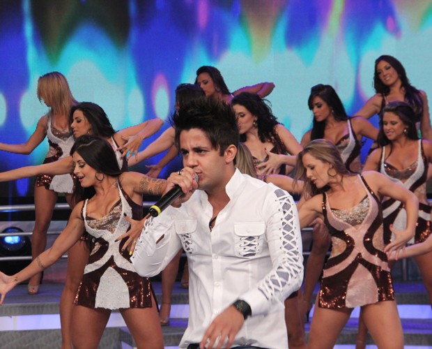Cristiano Araújo no palco (Foto: Domingão do Faustão / TV Globo)