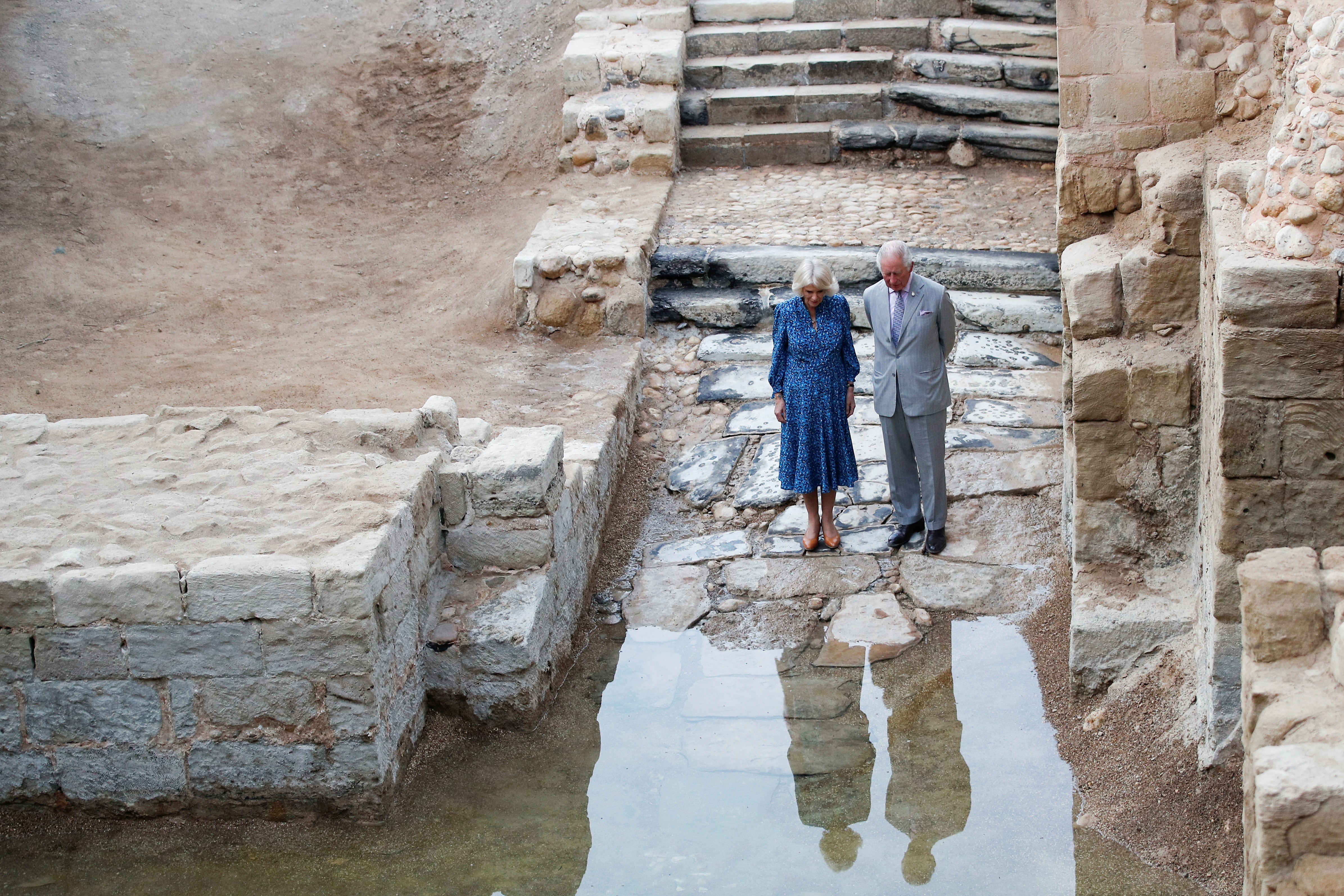 Camilla e Charles em local de batismo no Rio Jordão (Foto: getty)
