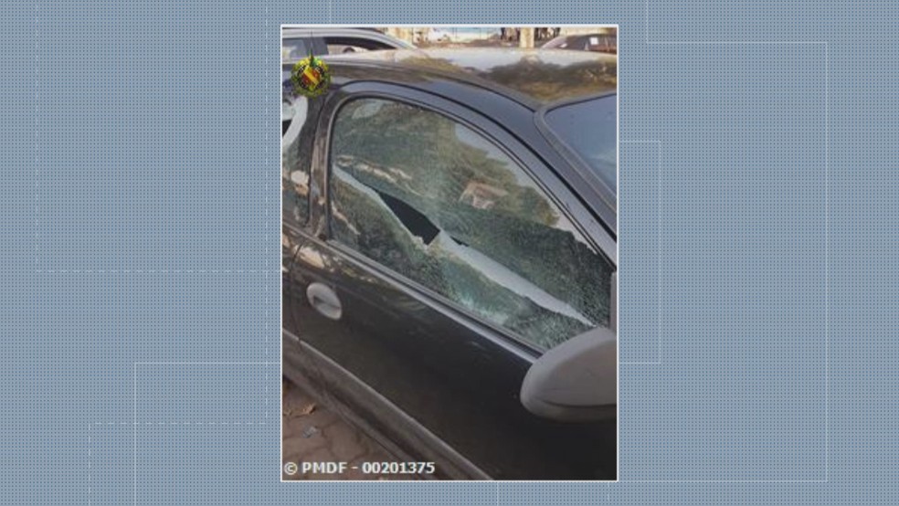 Carro quebrado por marido que foi atrás para agredir mulher (Foto: Reprodução/TV Globo)