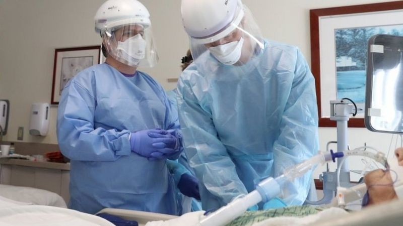Médicos intubando paciente de covid-19 nos EUA; procedimento exige medicamentos que relaxem e deixem sedada a musculatura (Foto: Reuters via BBC)