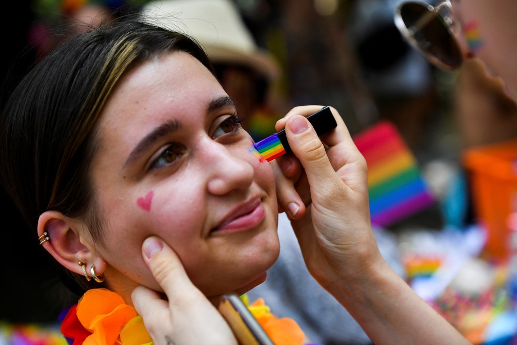Parada do Orgulho de Budapeste recebe milhares de participantes sob calor escaldante — Foto: REUTERS/Marton Monus