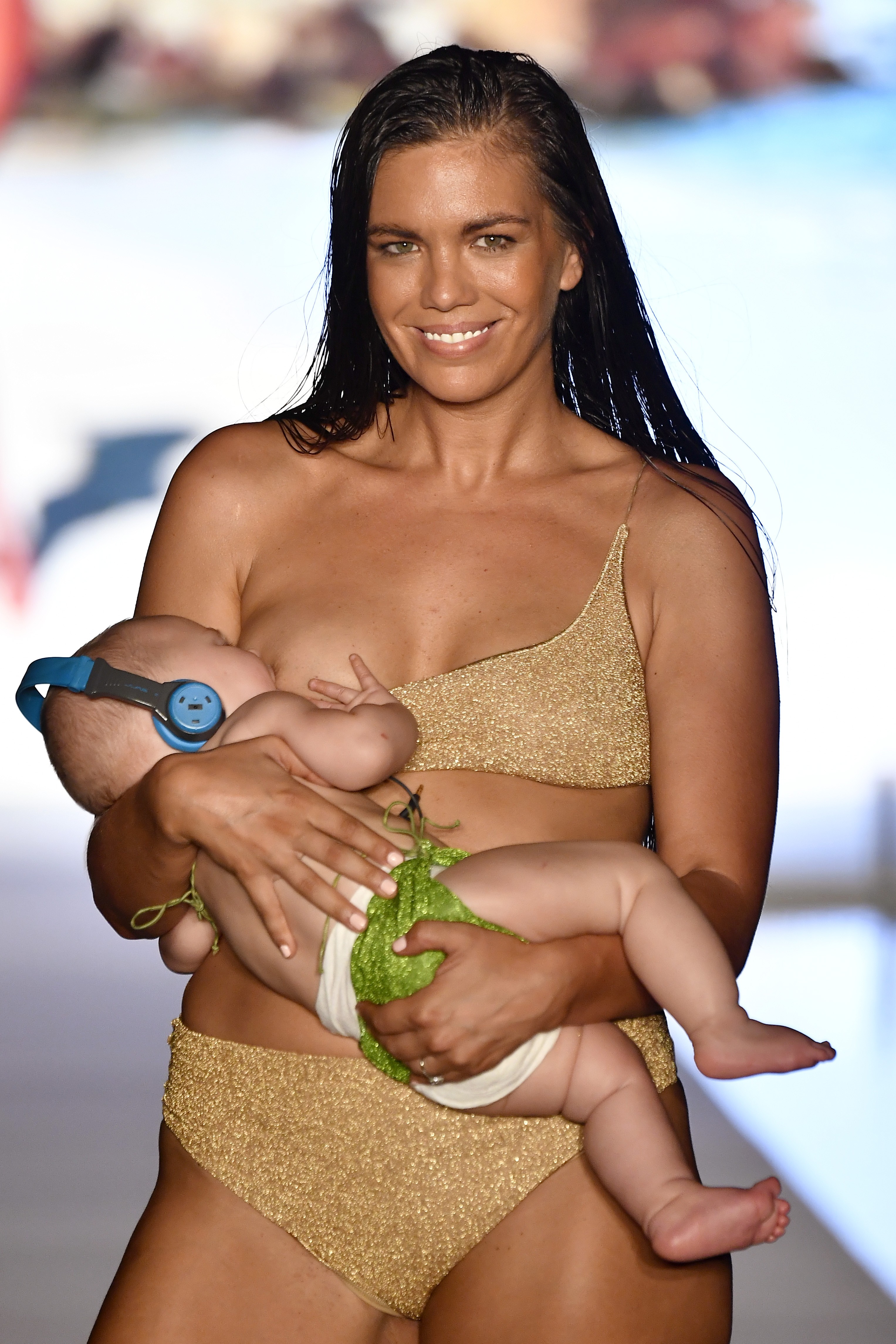 A modelo Mara Martin desfilou amamentando sua filha de 5 meses (Foto: Getty Images)
