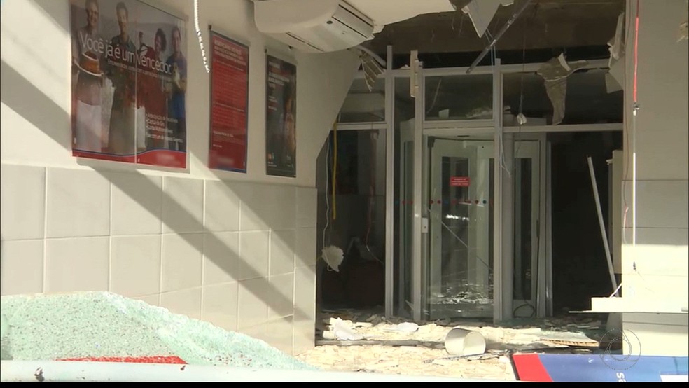 Agência bancária em Alagoa Grande, na PB, ficou destruída  (Foto: Reprodução/TV Paraíba)