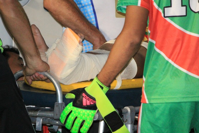 Atendido viu provável fratura no tornozelo, na região do Maveólo esquerdo (Foto: Imagem/Tércio Neto)