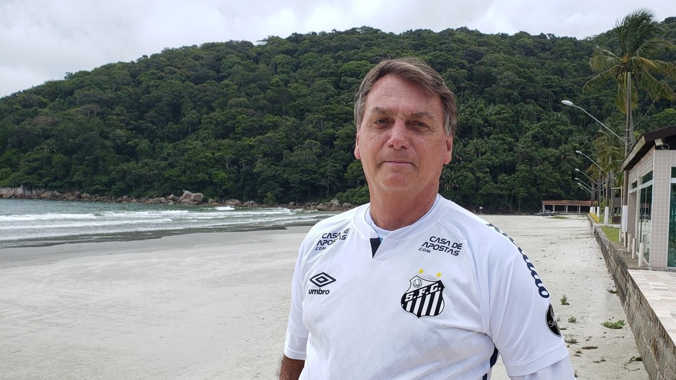 Bolsonaro publicou uma foto nas redes sociais com a camiseta do Santos F.C. para avisar participação no evento 'Natal Sem Fome' — Foto: Reprodução/Facebook