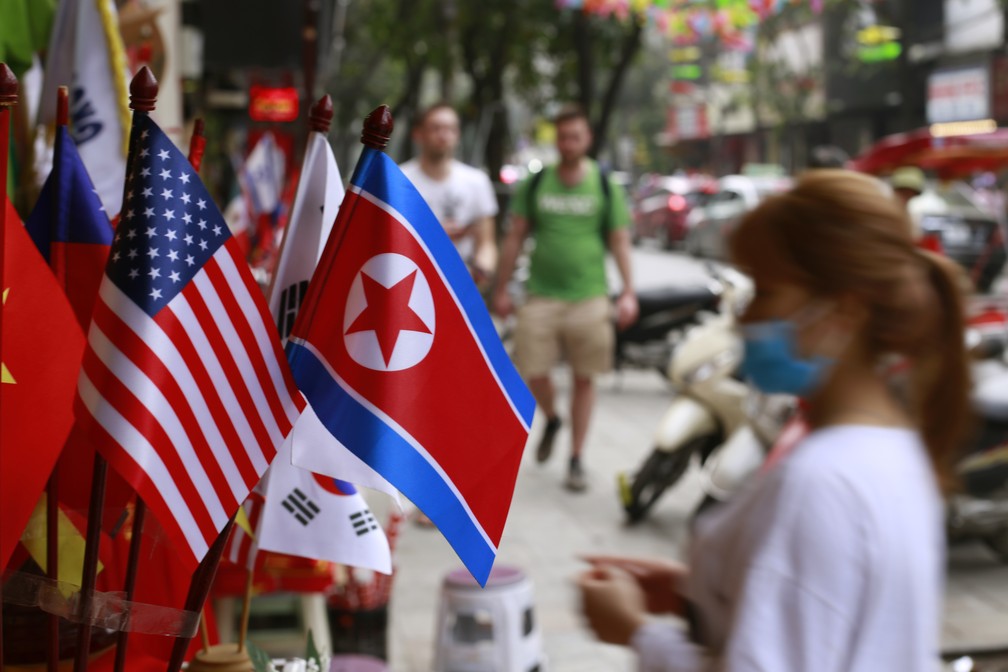 Loja em Hanoi, no Vietna, vende mini bandeiras dos EUA e da Coreia do Norte — Foto: AP Photo/Hau Dinh