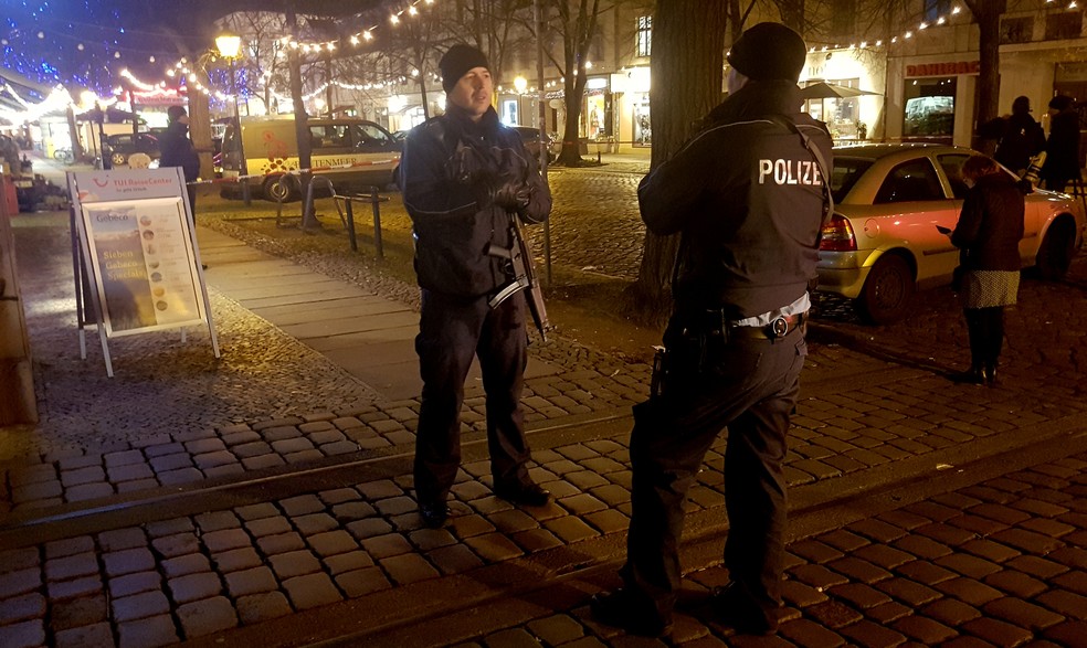 Rua com mercado de Natal em Potsdam, na Alemanha, é isolada após pacote suspeito ser encontrado (Foto: Zoltan Berta/Reuters)