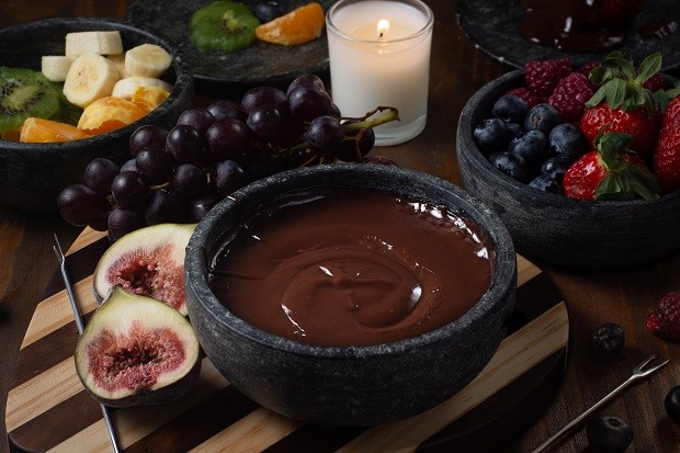 Fondue de Chocolate com Marshmallows e morangos