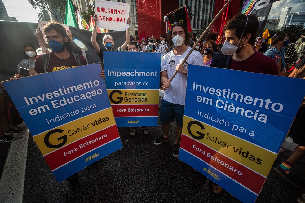 Manifestantes usam caixas de remédio para protestar contra o presidente Jair Bolsonaro neste sábado (29) na Avenida Paulista.  — Foto: Taba Benedicto/Estadão Conteúdo