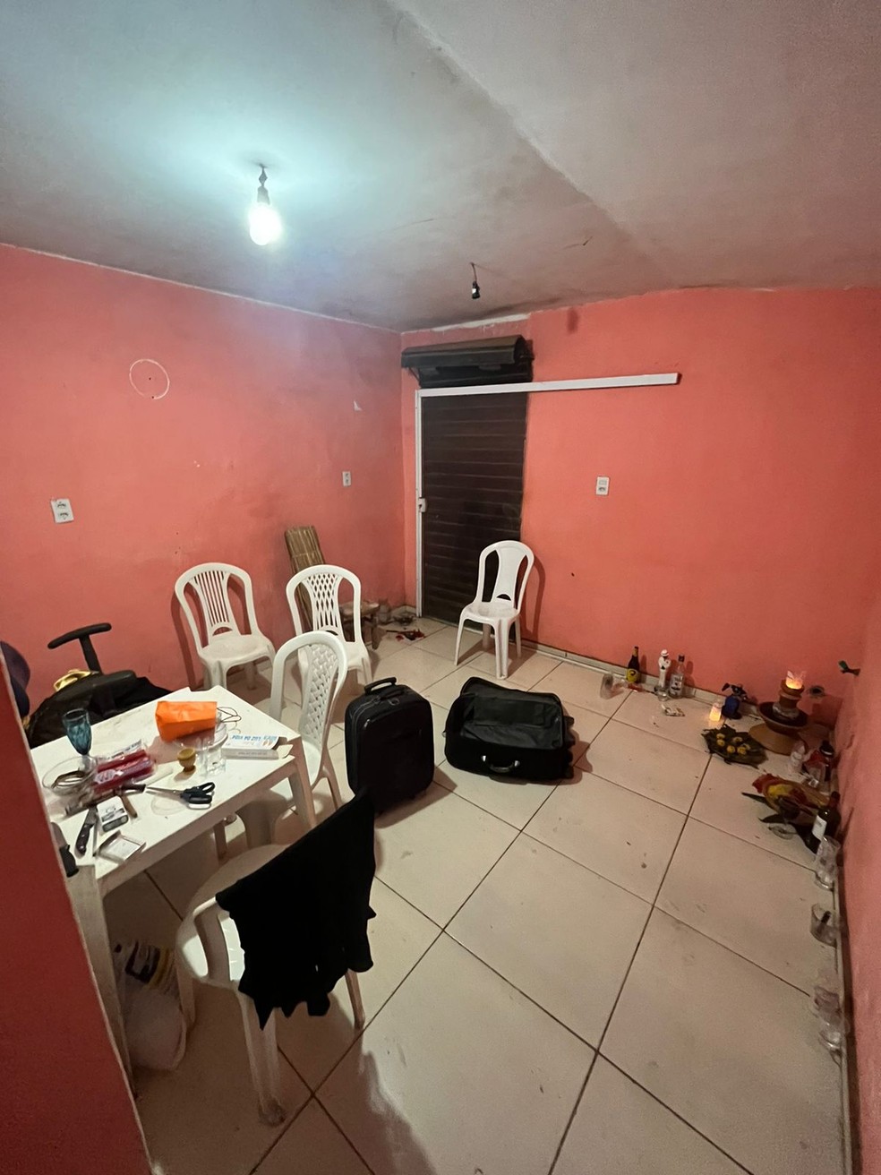 Polícia encontrou velas, objetos de madeira e estatuetas que seriam usadas em rituais — Foto: Divulgação/Polícia Civil