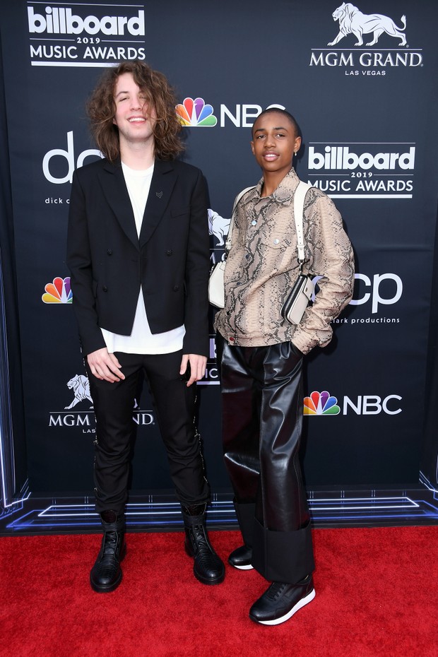 Lucas Jagger posa com amigo no tapete vermelho do Billboard Music Awards (Foto: Reprodução/Instagram)