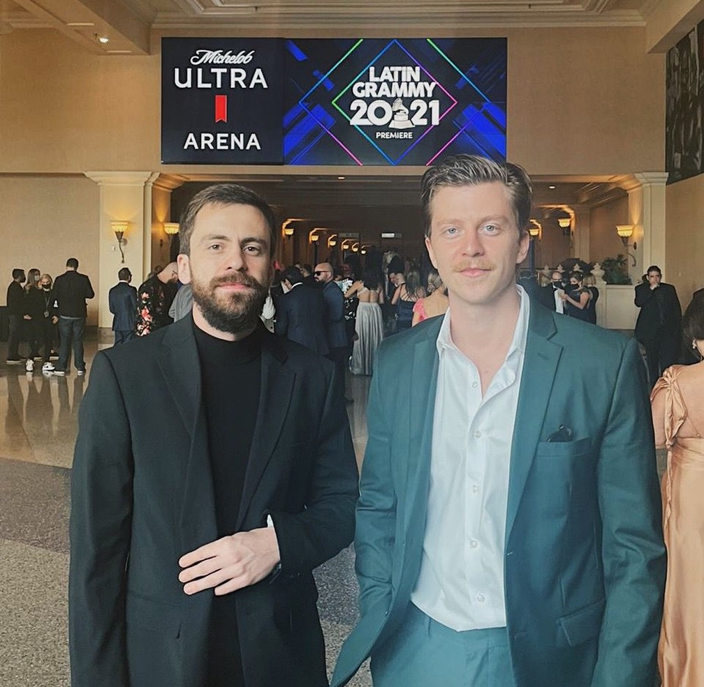 Tomás e Gustavo Bertoni, da banda Scalene, no Grammy Latino 2021 — Foto: Divulgação