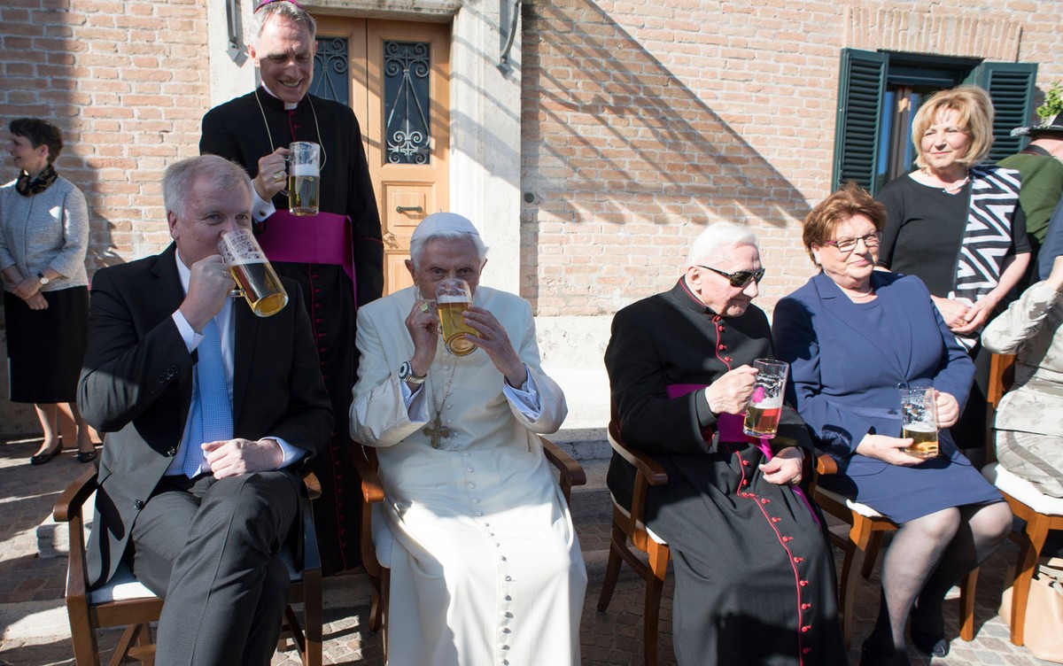 Bento Xvi Comemora 90 Anos Bebendo Cerveja Com Convidados No Vaticano Mundo G1