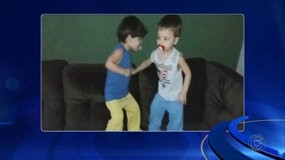 Vídeo feito pela família mostra irmãos gêmeos brincando — Foto: TV TEM/Reprodução