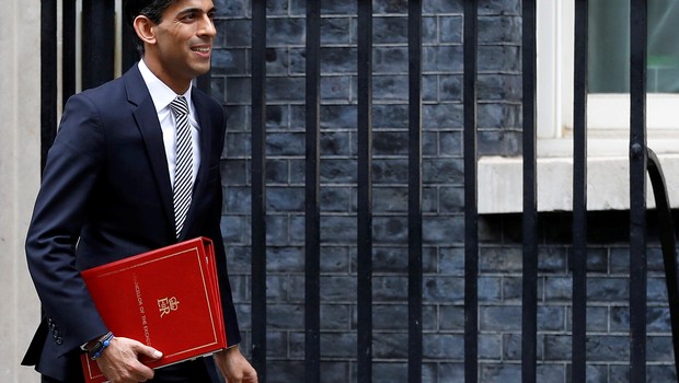 Ministro das Finanças do Reino Unido, Rishi Sunak, é visto em frente a Dowining Street, residência e escritório do primeiro-ministro, em Londres  (Foto: REUTERS/Peter Nicholls)