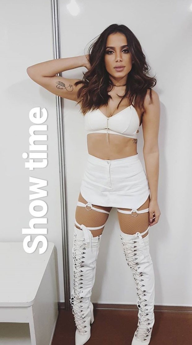 Anitta: look todo branco (Foto: Reprodução Instagram)