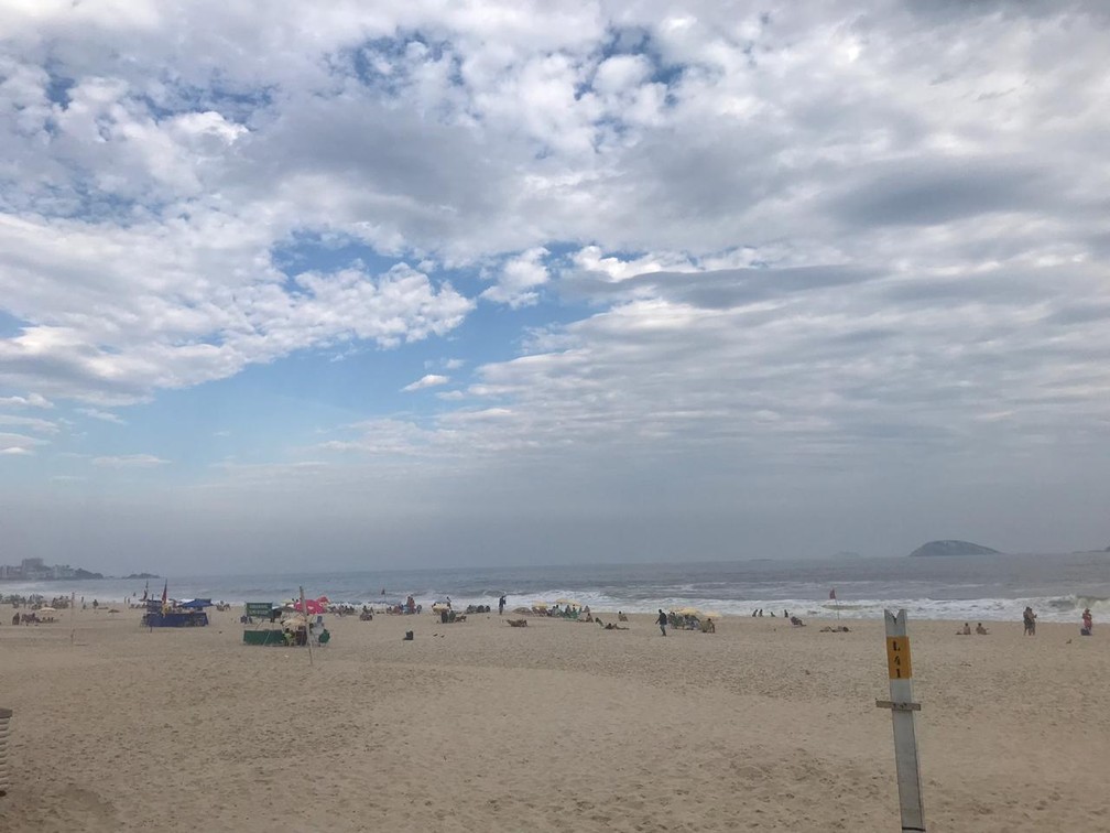 Praia do Leblon no meio da tarde desta terça-feira (5) — Foto: Lívia Torres/ TV Globo