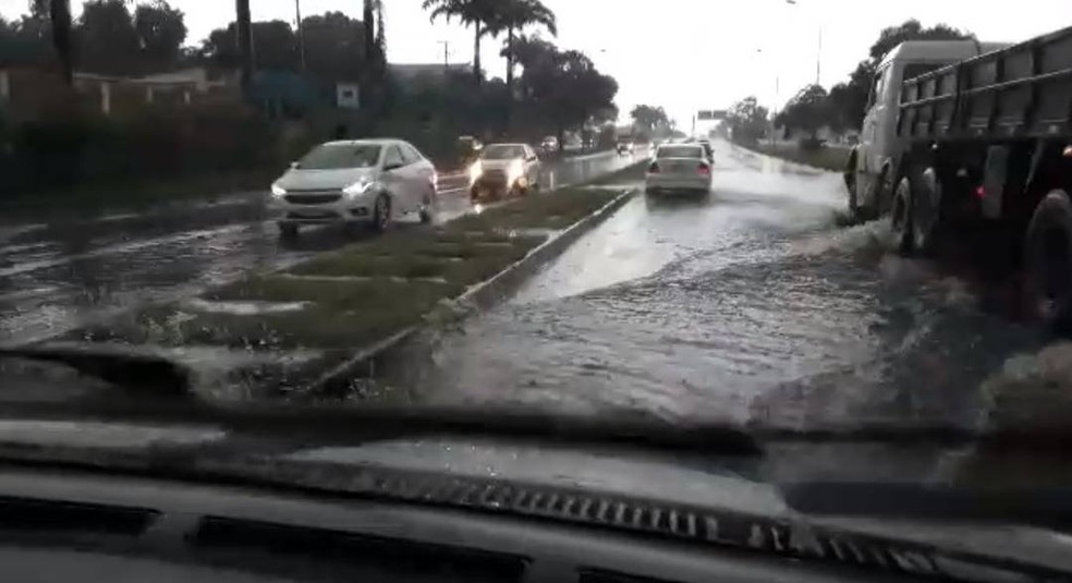 BR-101 ficou cheia de água (Foto: Foto: Marinella Pires / App TV Gazeta)