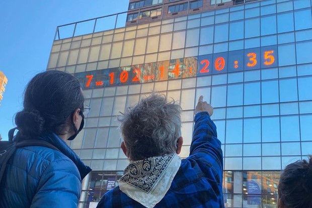 Relógio em NY mostra quanto tempo humanidade ainda tem até o "prazo de expiração" da Terra (Foto: Instagram @climateclock.world)
