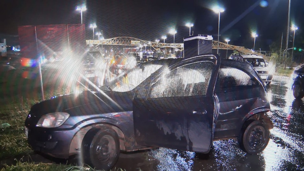 Carro de jovem, de 18 anos, que morreu atropelado no DF enquanto trocava pneu — Foto: TV Globo/ Reprodução