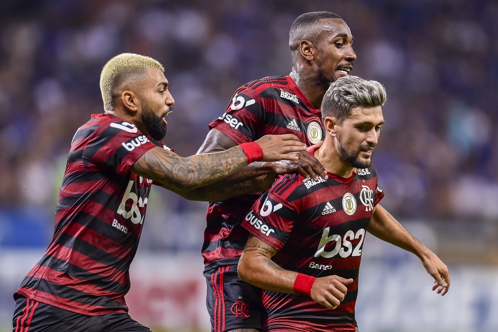 Arrascaeta, Gabriel e Gerson comemoram gol — Foto: Douglas Magno/BP Filmes.