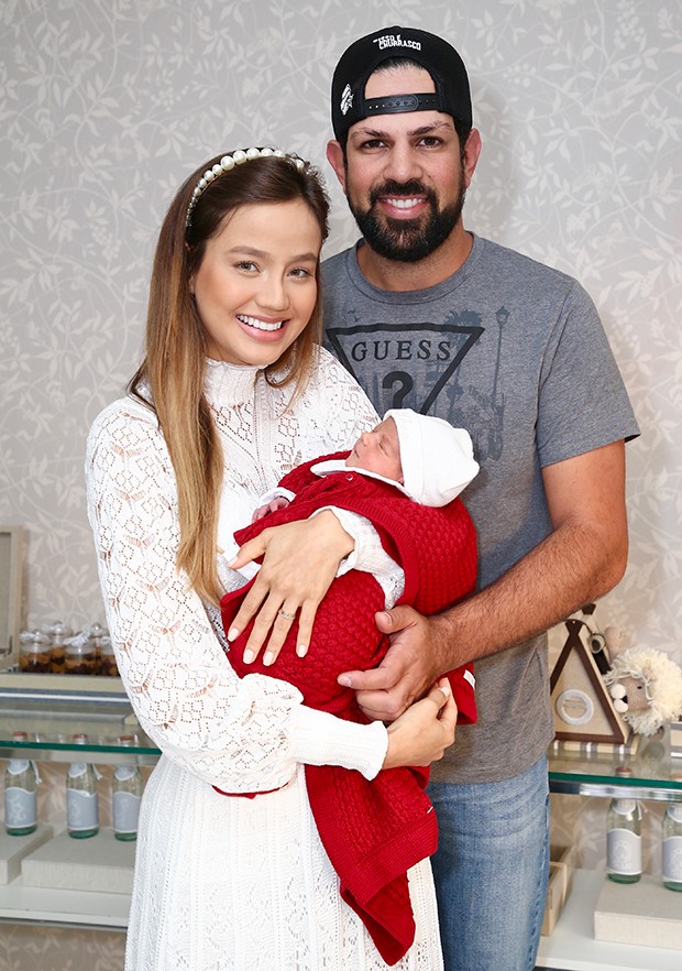 Sorocaba e Biah Rodrigues deixam maternidade com o filho, Theo (Foto: Brazil News)