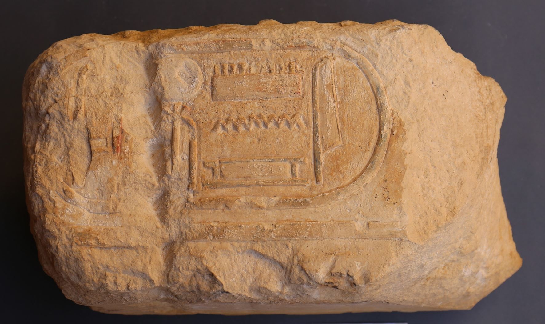 Pedra encontrada junto ao templo (Foto: Ministry of Antiquities Egypt)