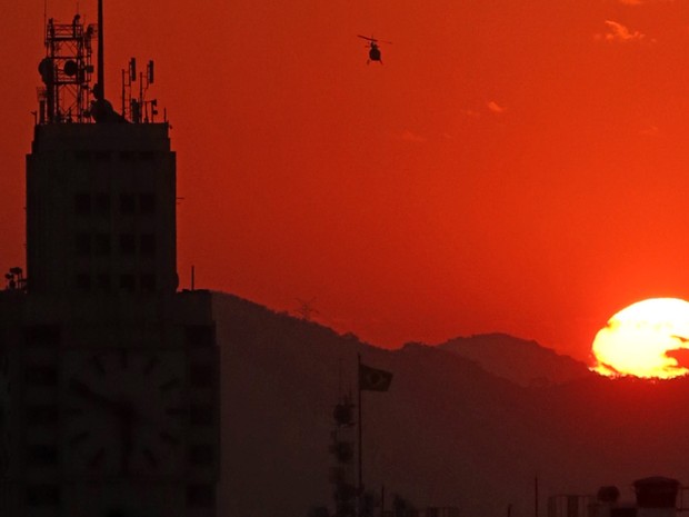 O sol se põe no Rio de Janeiro, visto do centro da cidade, após dia de forte calor na cidade. Segundo o Instituto Nacional de Meteorologia a temperatura bateu recorde e chegou a 42,2ºC (Foto: Fábio Motta/Estadão Conteúdo)