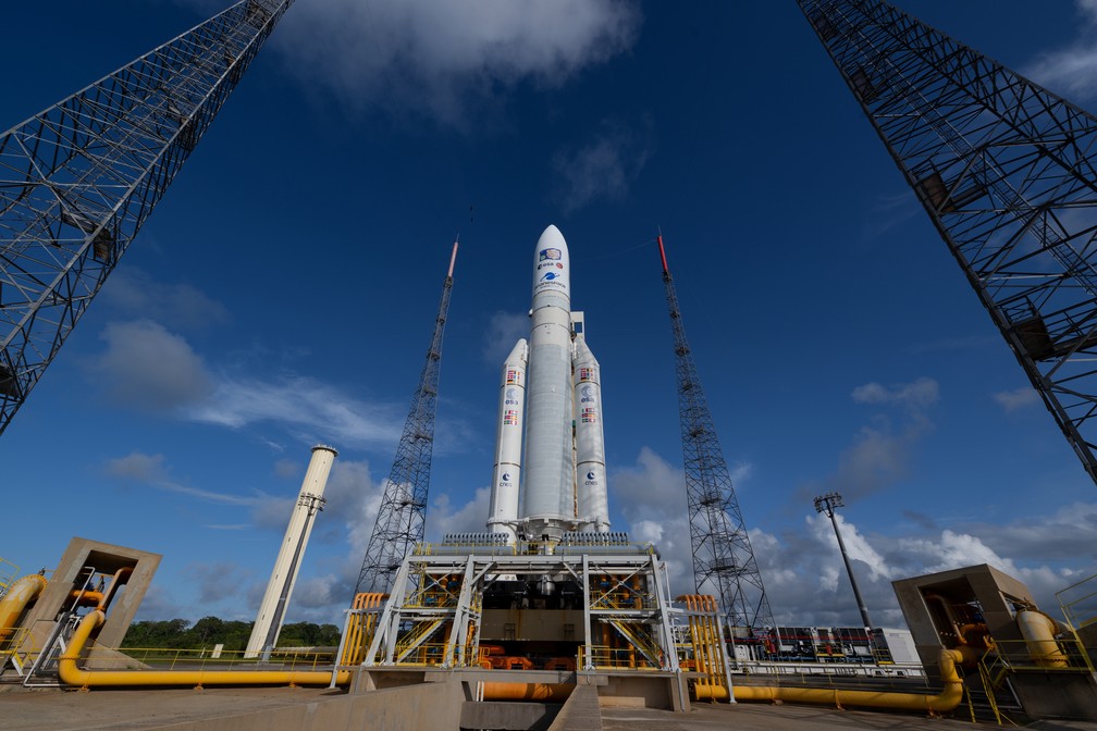 O foguete Ariane 5 com a sonda Juice pronta para lançamento em plataforma na Guiana Francesa. — Foto: ESA/DIVULGAÇÃO