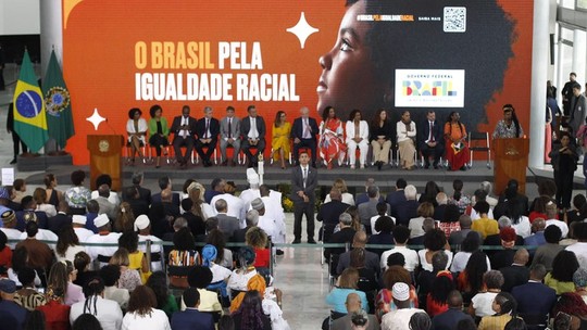 Lula assina decreto que reserva 30% dos cargos de confiança a pessoas negras